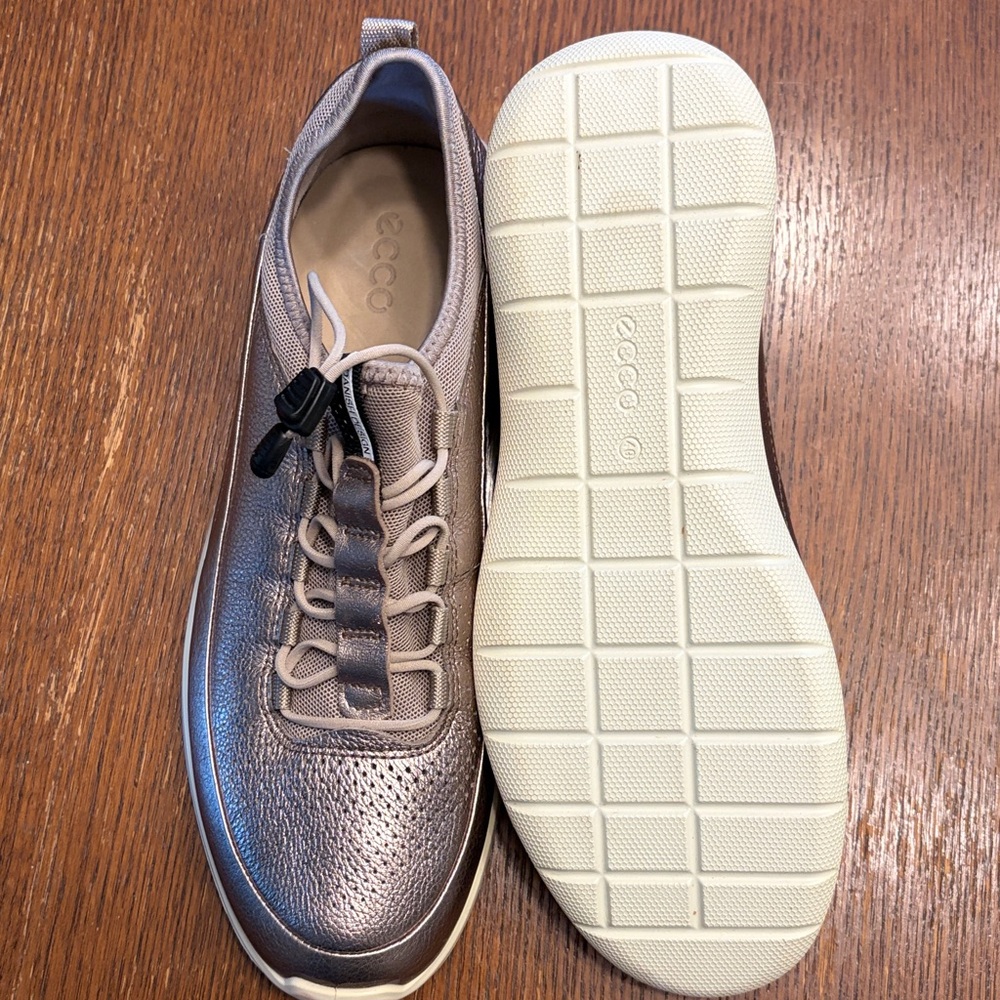 Ecco NWOT women sz 40 Shiny gold Sneakers - Picture 9 of 9